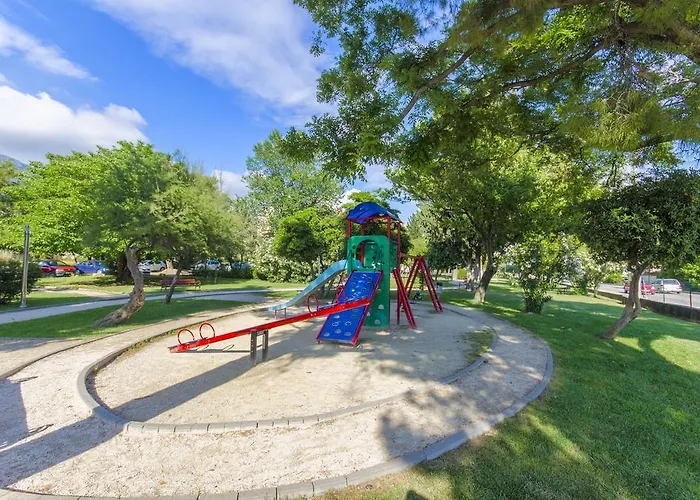 & Park Каштела
